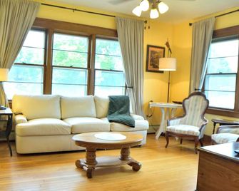 Bear Lake Garden House - 3 Bedroom house with Wi-Fi and Large Deck - Bear Lake - Living room