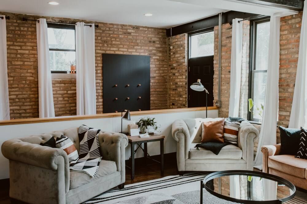 Gather Together & WFH in Piece of Chicago History - Chicago - Living room