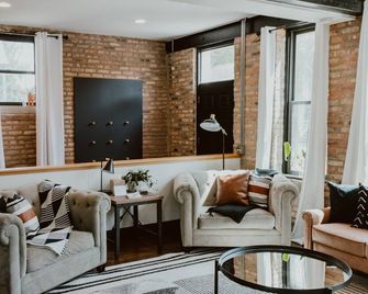 Gather Together & WFH in Piece of Chicago History - Chicago - Living room