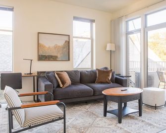 East Side Luxury 1BR Apt - Near Brady and Fiserv with Balcony - Milwaukee - Sala de estar