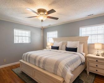 Lake Front Home at Chester Frost Park ~ w / Kayaks - Harrison - Bedroom