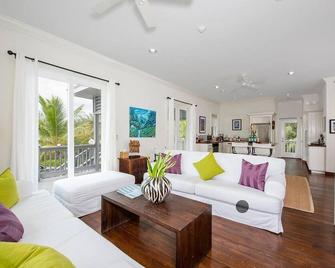 Oceanfront Cottage Near Restaurant, Stores - Rock Sound - Salon