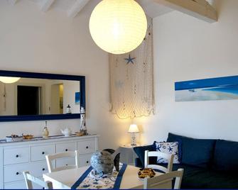 Villa Salina - villa 20 meters from the sea - Santa Maria del Focallo - Sala de estar