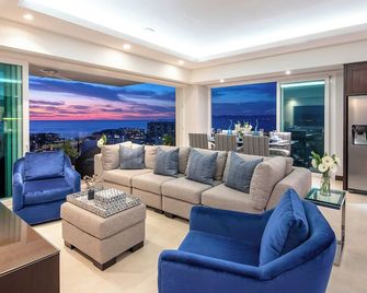 Luxurious condo in the West Coast hills with views of the ocean and city life. - Puerto Vallarta - Living room