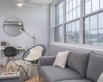 2 bed•work desk•close to Brant St Pier•GO station - Burlington - Living room