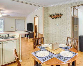 Crescent City Home w/ Charcoal Grill: Near 3 Lakes - Crescent City - Dining room