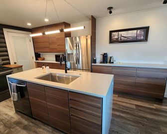 Mid Century Gem! Close to campus, downtown and bus stop. Clean and comfortable. - Gunnison - Kitchen