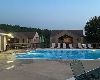 Beautiful Branson Getaway! - Branson - Piscina
