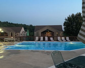 Beautiful Branson Getaway! - Branson - Pool