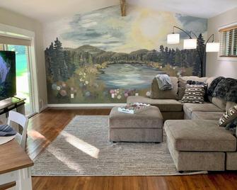 Welcome to Nanny's Nest! Cozy Historic Home Just 1 Mile from Downtown Blue Ridge - Blue Ridge - Sala de estar