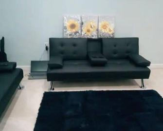 Unique, gated, 24 hr secure, one bedroom must try! - Nasáu - Sala de estar