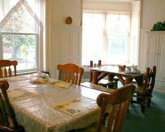 The Cozy Afghan Bed & Breakfast - Saint Marys - Dining room
