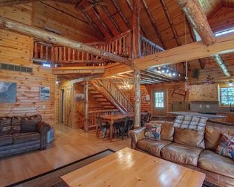 The Generations Log Cabin Inground Pool Sleeps 16-20 Special! 299 Per Night - Hartville - Living room