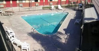 Best Economy Inn n Suites - Bakersfield - Bể bơi