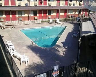Best Economy Inn n Suites - Bakersfield - Pool