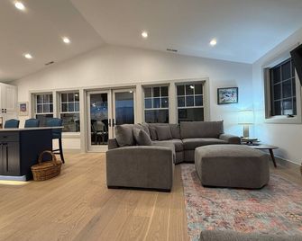 sweeping views, open living, large heated covered deck, marina community w/ slip - 모시락 - 거실