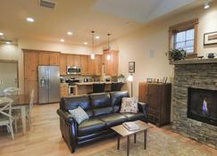 This townhouse in Legend's on Bridger Creek development is beautifully finished - Bozeman - Living room
