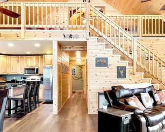 Modern & Private Cabin Retreat Near Sitgreaves National Forest! - Heber-Overgaard - Living room