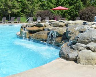 Woodfield Manor Resort, A Sundance Vacations Resort - Cresco - Pool