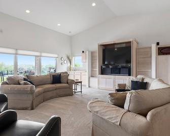 Spacious 3BR On Golf Course, Close to Wineries, Shopping, Sports Fields - Kennewick - Living room