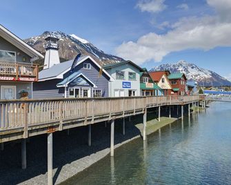 Lovely Dockside Apartment! Located Right In The Harbor! - Seward - Building