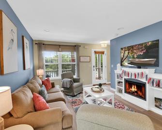 River Retreat - Ottawa - Living room