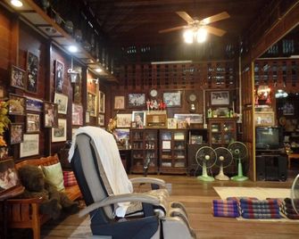 Ban Mae Arom - Amphawa