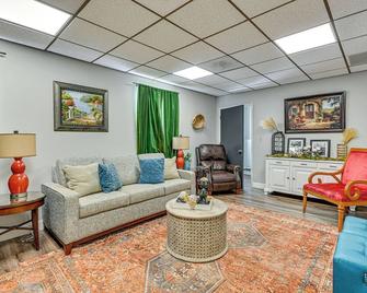 8 Mi to Tarpon Springs Sponge Docks Home with Grill - Odessa - Вітальня