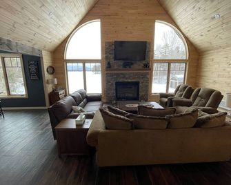 The Bearsden Lodge Mt Katahdin View/Lakefront - Millinocket - Living room