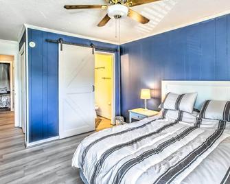 Walk to Ocean Myrtle Beach Condo with Balcony! - Myrtle Beach - Habitación
