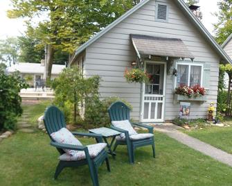 To Ludington Cottages Parkview Cottages #3 - Ludington - Patio