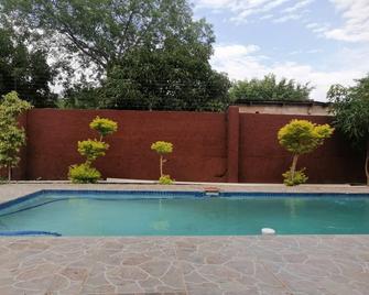 Amariah Guesthouse Newstance - Kasane - Pool
