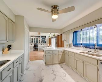 Lovely Goldsboro Home with Yard and Grill! - Goldsboro - Kitchen