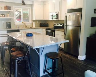 Newly remodeled lake house with private dock in quiet cove - Eldon - Cocina