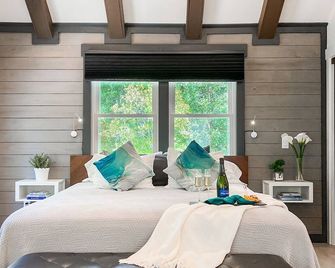 Southport Tree Escape King Studio Near Downtown - Southport - Schlafzimmer