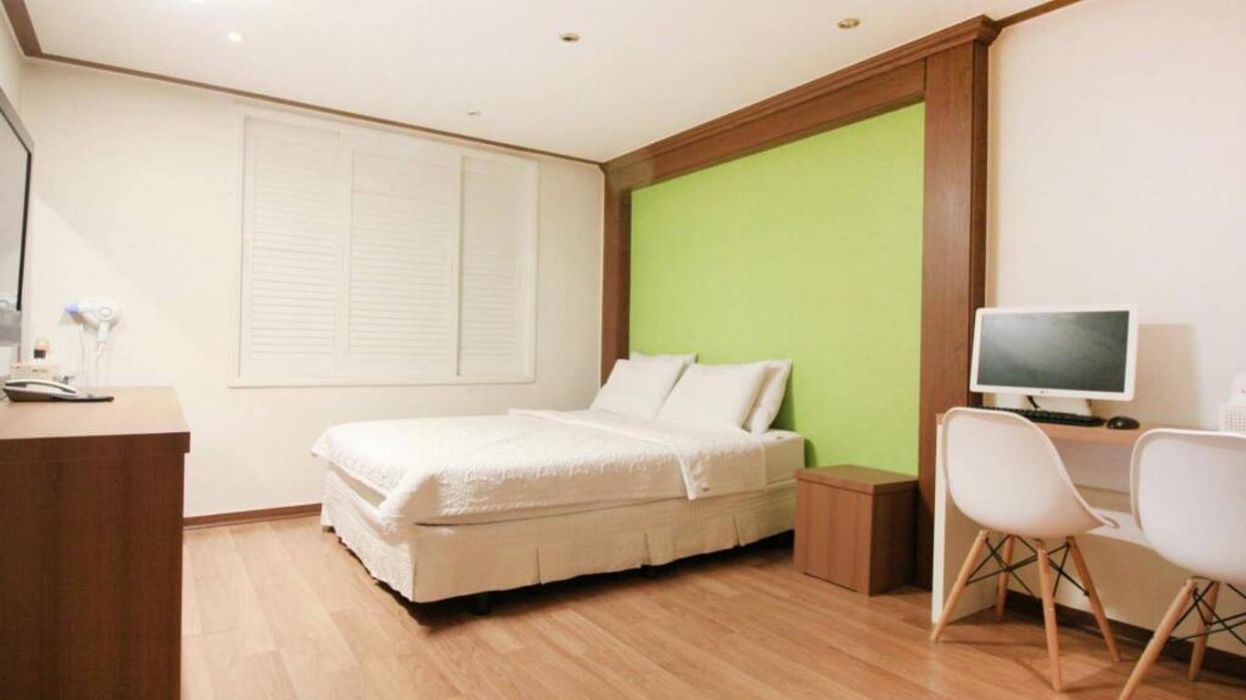 Orange Hotel