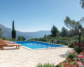 3 bedroom cozy home in Zrnovo - Žrnovo - Pool