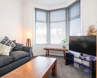 ANANDOM, pet friendly, country holiday cottage in Bispham - Blackpool - Living room