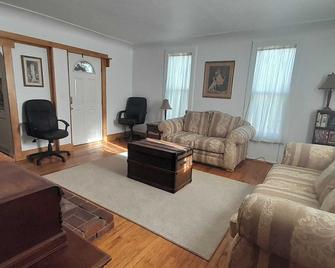 3-bedroom lower level of a 100 yr old farmhouse in peaceful Davison with WiFi - Davison - Living room
