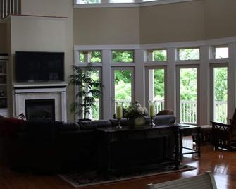 Beautiful Lakefront Home - 앨버트리아 - 거실