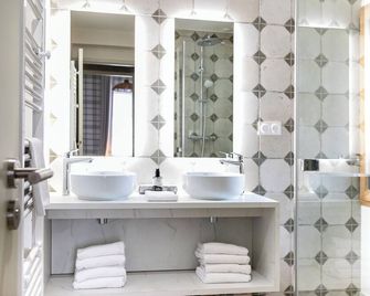 La Mère Poulard - Le Mont-Saint-Michel - Bathroom