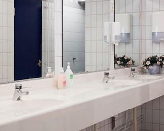 Hotell Sport & Rest - Öjebyn - Baño