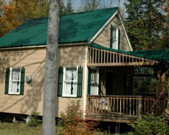 Family Camping Cabin Rental in the Adirondacks in Upstate New York - Caroga Lake - Building