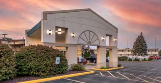 Quality Inn & Suites Vestal Binghamton near University - Vestal - Gebouw