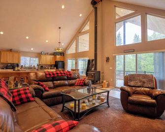 Large 3BR Retreat w Deck Views & Outdoor Adventure Access - Crescent - Wohnzimmer