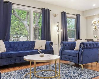 Stokes Stay: 4 BR-2.5BA Modern house in wonderful Skokie! - Skokie - Living room