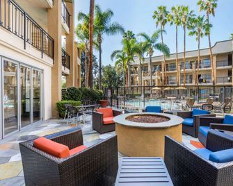 Comfort Inn & Suites Orange County John Wayne Airport - Santa Ana - Innenhof