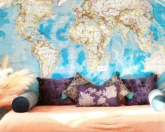 Spacious 5 bedroom bungalow w/ huge backyard - London - Wohnzimmer