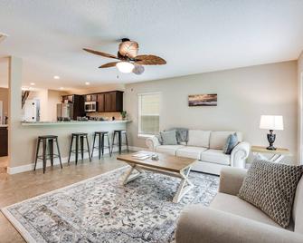 Jennings Townhome - Orange Park - Living room