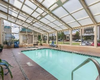 Greenstay Hotel Joplin Missouri - Joplin - Zwembad